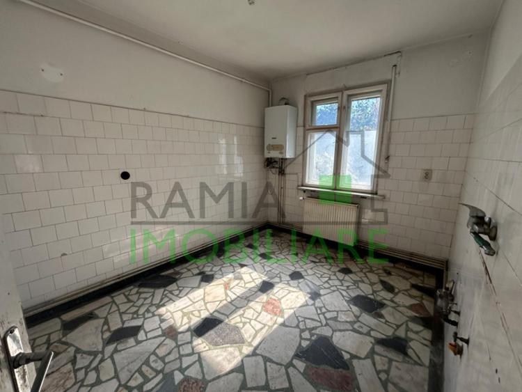 Casă cu 4 camere cu Teren 1053 Mp în Central
