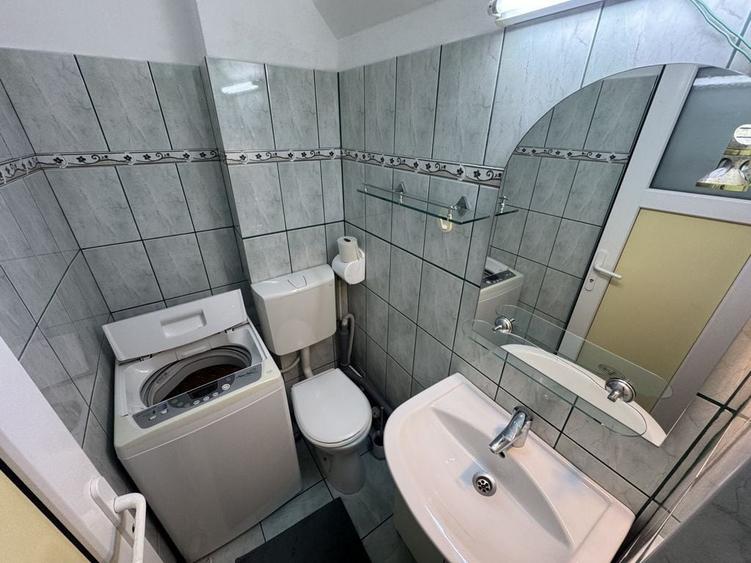 Apartament cu 4 camere decomandat în CET
