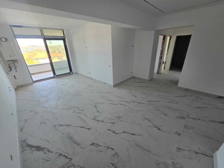 Apartament cu 3 camere decomandat în Exterior Vest