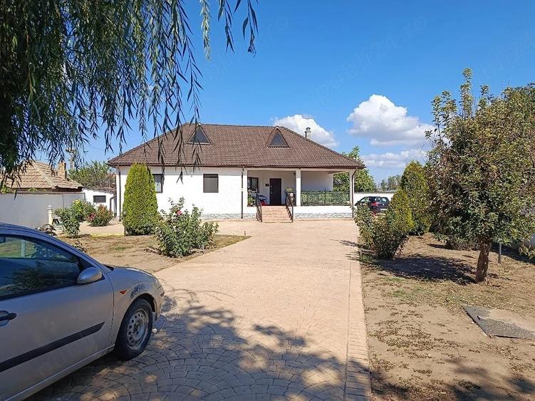Casă cu Teren 2000 Mp în Rogova