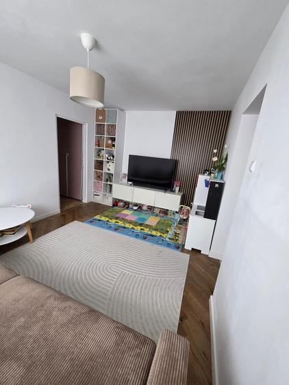 Apartament cu 3 camere semidecomandat, mobilat în Obor