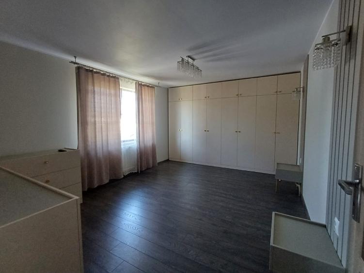 Casă individuală cu 5 camere cu Teren 375 Mp în Exterior Est