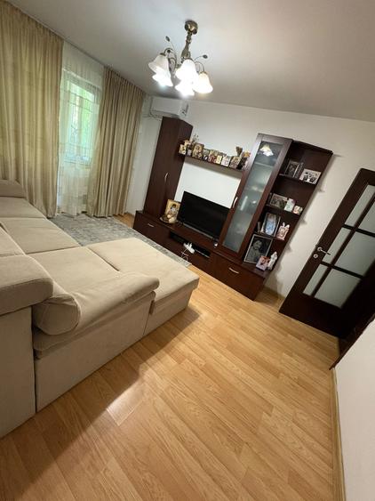 Apartament cu 3 camere semidecomandat în Pantelimon