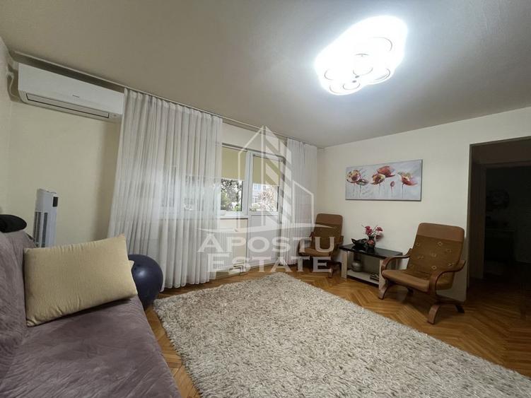 Apartament cu 3 camere semidecomandat, mobilat în Dâmbovița