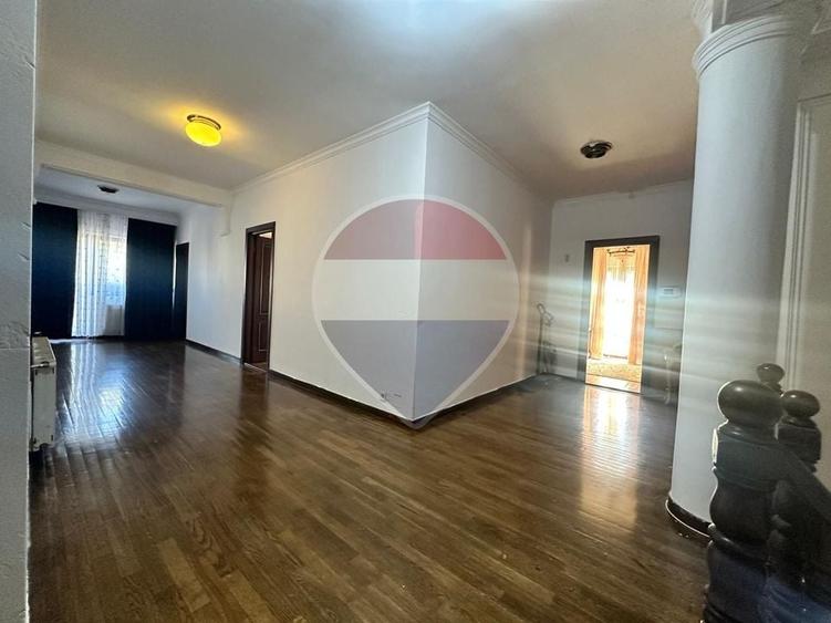 Casă individuală cu 8 camere cu Teren 488 Mp în Domenii