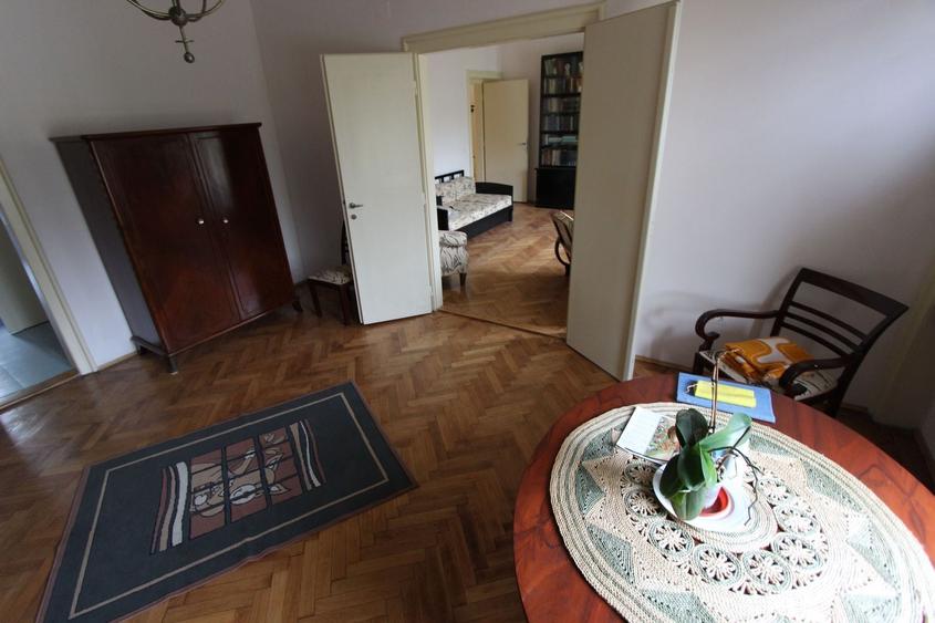 Apartament cu 3 camere semidecomandat, mobilat în Central