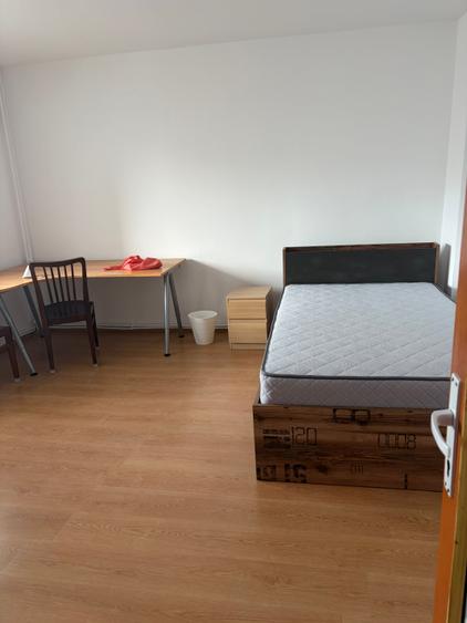 Apartament cu 4 camere decomandat în P-ța Victoriei