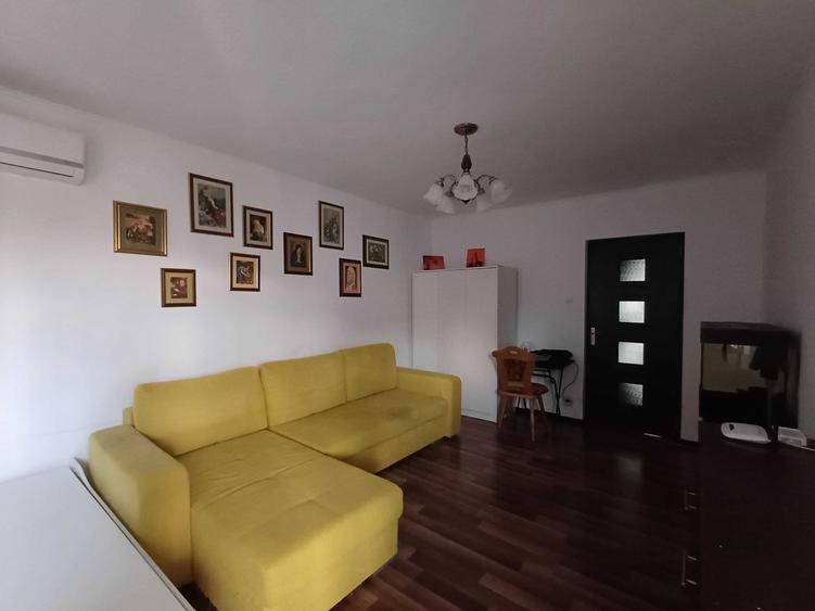 Apartament cu 3 camere decomandat în Micro 11