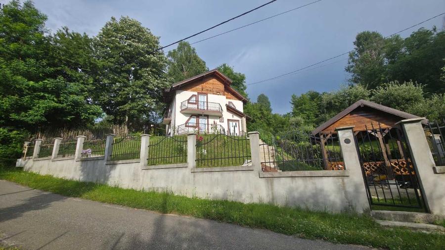 Casă cu 4 camere cu Teren 329 Mp în Bezdead