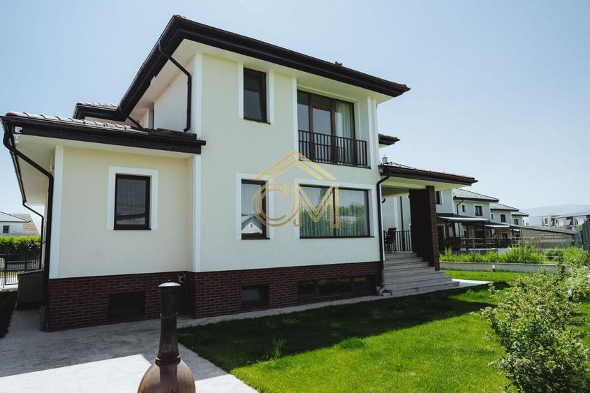 Casă individuală cu 8 camere cu Canalizare în Șelimbăr