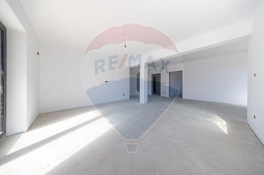 Casă cu 4 camere cu Teren 491 Mp în Noua