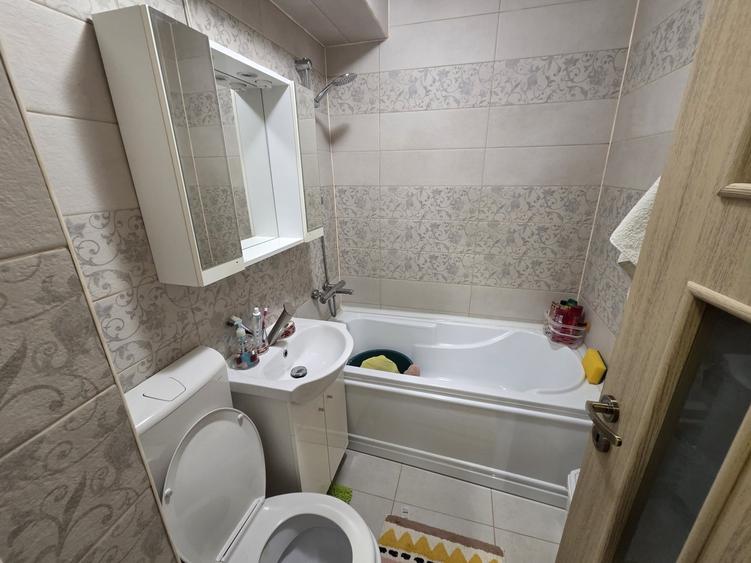 Apartament cu 3 camere decomandat, mobilat în Alexandru cel Bun