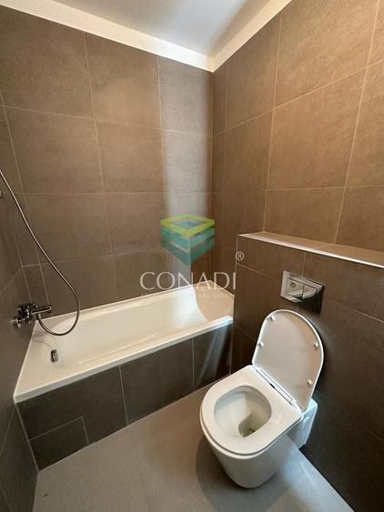 Apartament cu 3 camere semidecomandat în P-ta Presei Libere