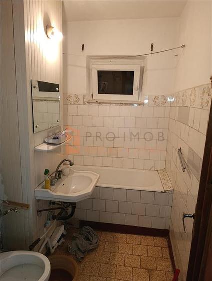Apartament cu 3 camere semidecomandat în Micro 3