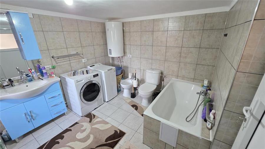 Casă individuală cu 7 camere cu Canalizare în Răcășdia