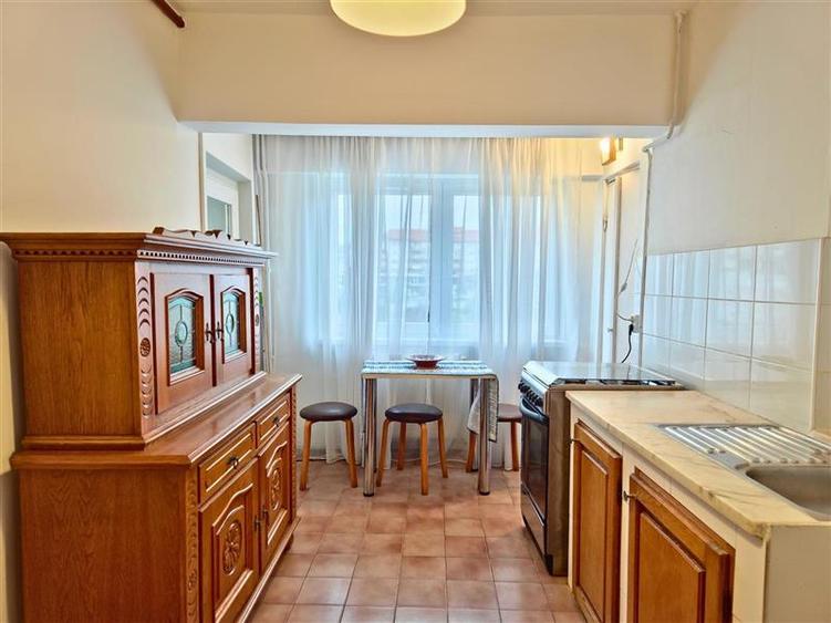 Apartament cu 3 camere decomandat în 1 Mai