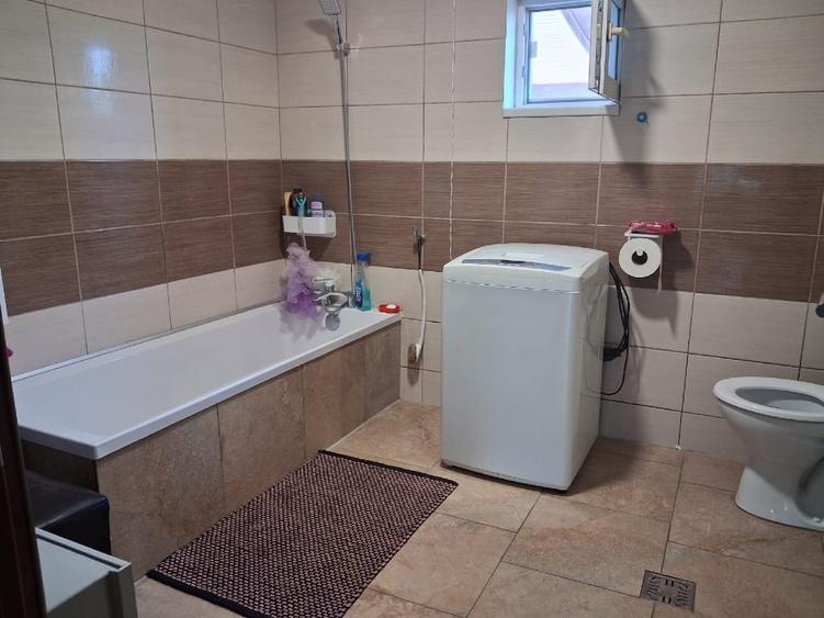 Casă individuală cu 5 camere cu Canalizare în Tuzla