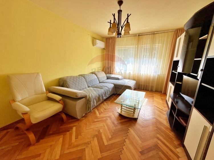 Apartament cu 3 camere decomandat, mobilat în Miorița