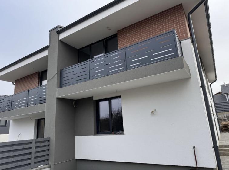 Casă cu 4 camere cu Teren 250 Mp în Dezmir