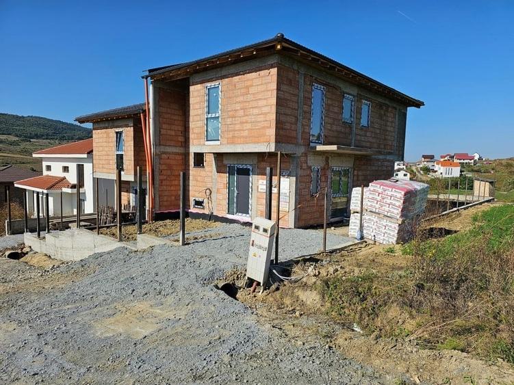 Duplex cu 4 camere cu Canalizare în Chinteni
