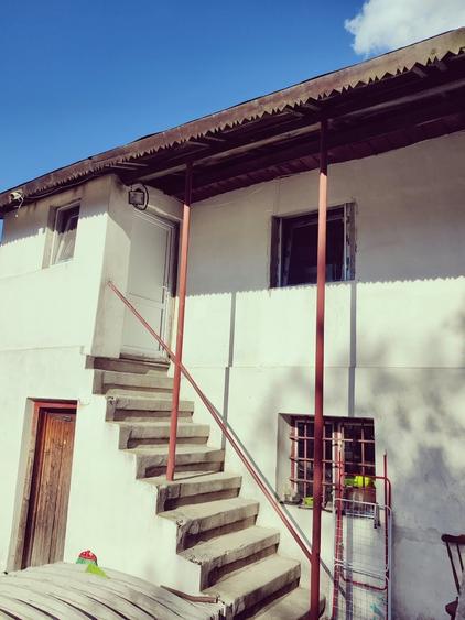 Casă cu 2 camere cu Teren 1000 Mp în Central