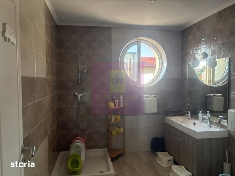 Casă cu 10 camere cu Teren 446 Mp în Drumul Taberei