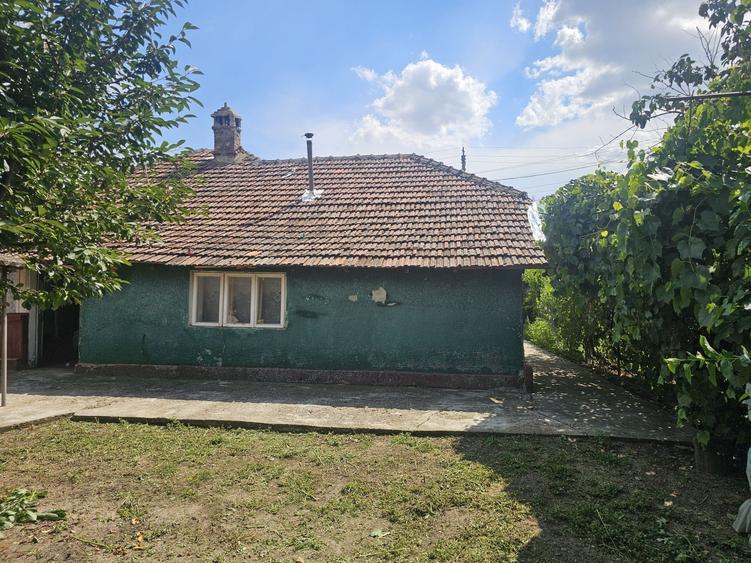 Casă cu 3 camere în Sărățeni