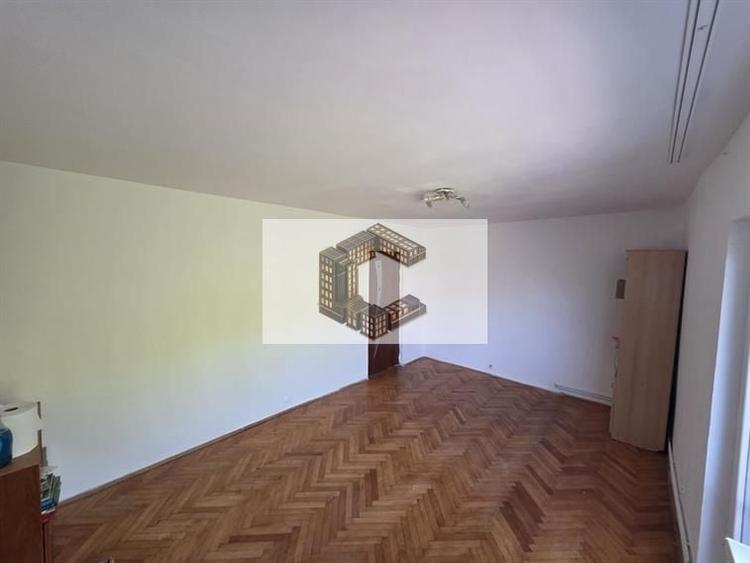 Apartament cu 3 camere decomandat, mobilat în Girocului