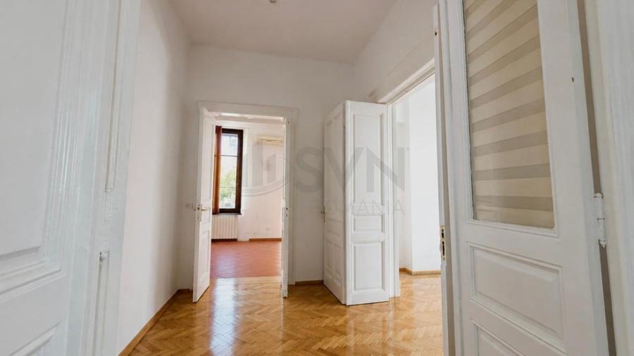 Apartament cu 15 camere circular în P-ța Unirii