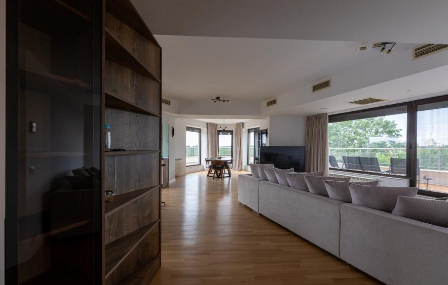 Apartament cu 4 camere semidecomandat, mobilat în Herăstrău