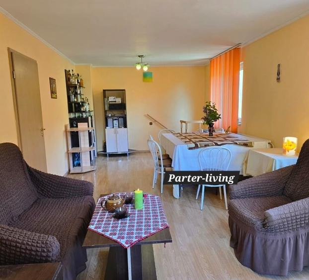 Casă individuală cu 5 camere cu Teren 935 Mp în Central