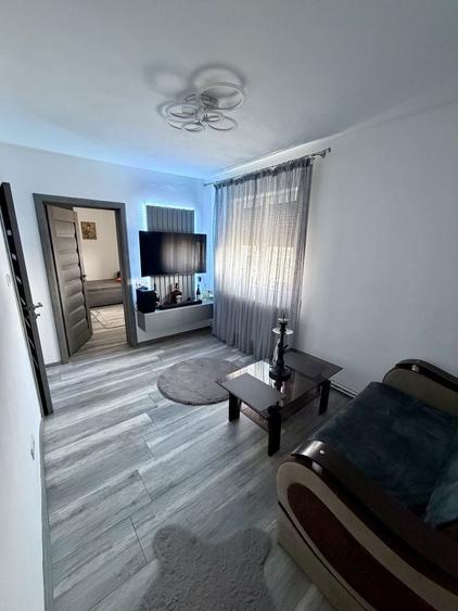 Apartament cu 3 camere decomandat în Exterior Vest