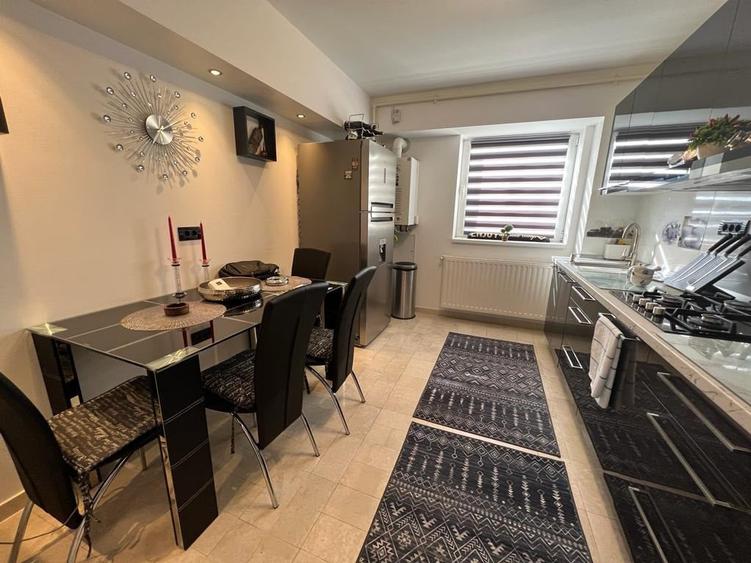 Apartament cu 4 camere semidecomandat în Micălaca
