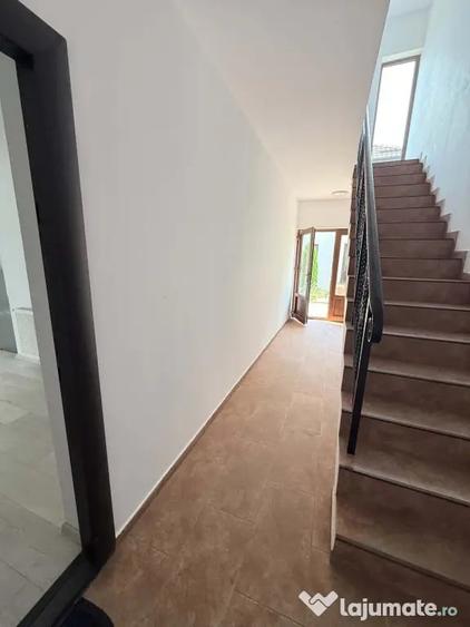Apartament cu 3 camere decomandat în Vișan