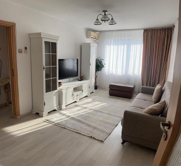 Apartament cu 4 camere semidecomandat în Berceni