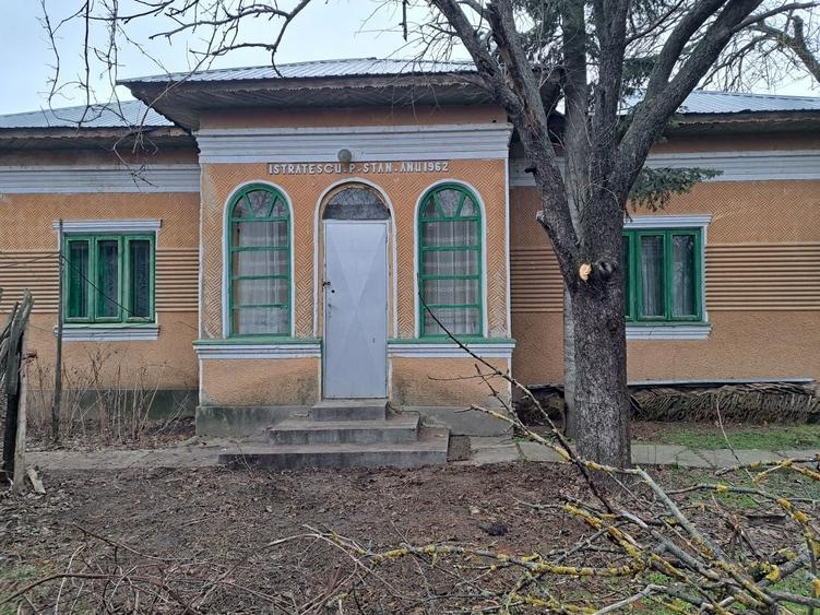 Casă cu 4 camere în Nicolae Bălcescu
