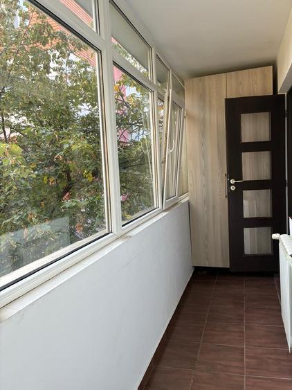 Apartament cu 3 camere semidecomandat, mobilat în Podu Roș
