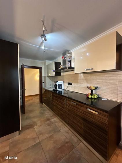 Apartament cu 5 camere decomandat în Soarelui