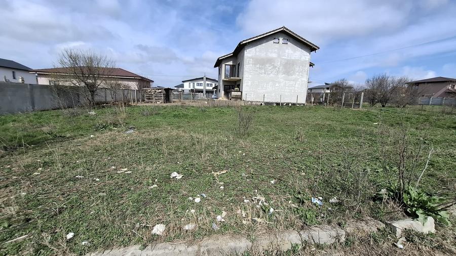 Teren Construcții intravilan de 600 mp, în Lazu