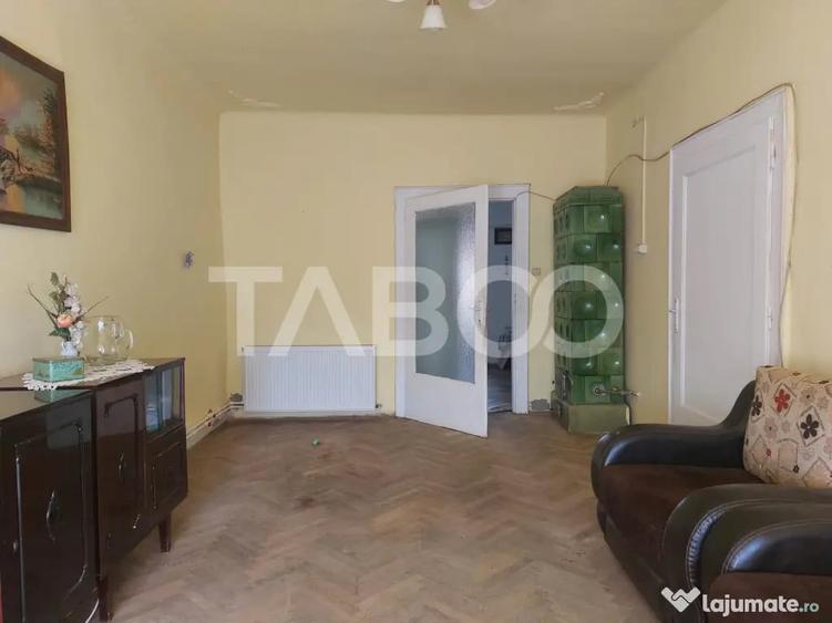 Apartament cu 3 camere semidecomandat în Central