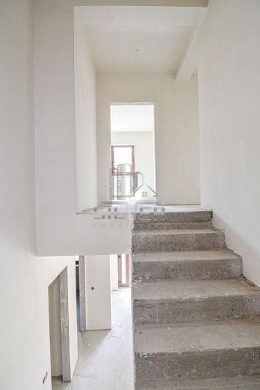 Duplex cu 4 camere cu Canalizare în Florești