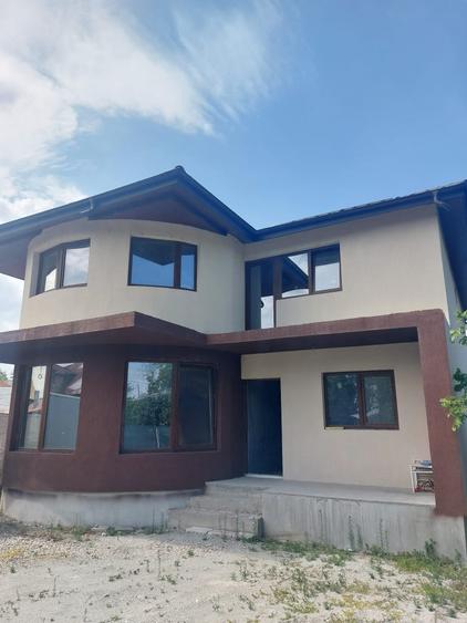 Casă individuală cu 7 camere cu Canalizare în Mihăilești