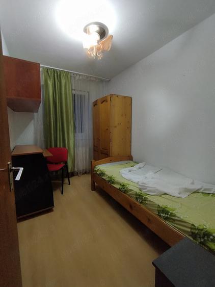 Apartament cu 3 camere semidecomandat în Tractorul