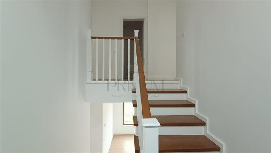 Duplex cu 5 camere cu Canalizare în Dumbrăvița