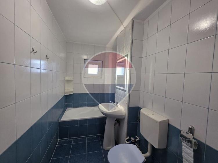 Apartament cu 4 camere decomandat, mobilat în Confecții