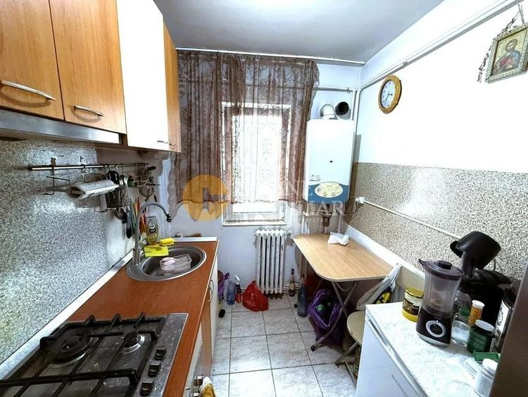 Apartament cu 3 camere semidecomandat, mobilat în Alexandru cel Bun