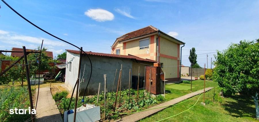Casă cu 6 camere cu Teren 1000 Mp în Iosia