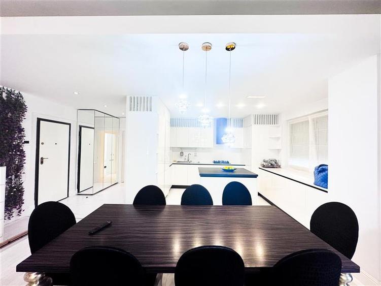 Apartament cu 5 camere decomandat, mobilat în Nordului