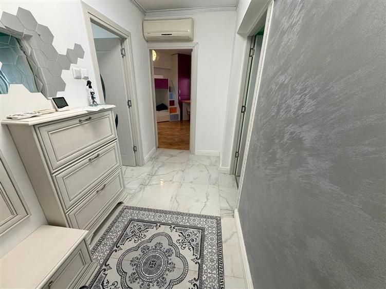 Apartament cu 3 camere decomandat, mobilat în Dacia