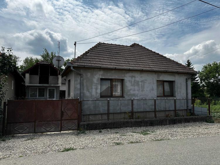Casă cu 4 camere în Pericei
